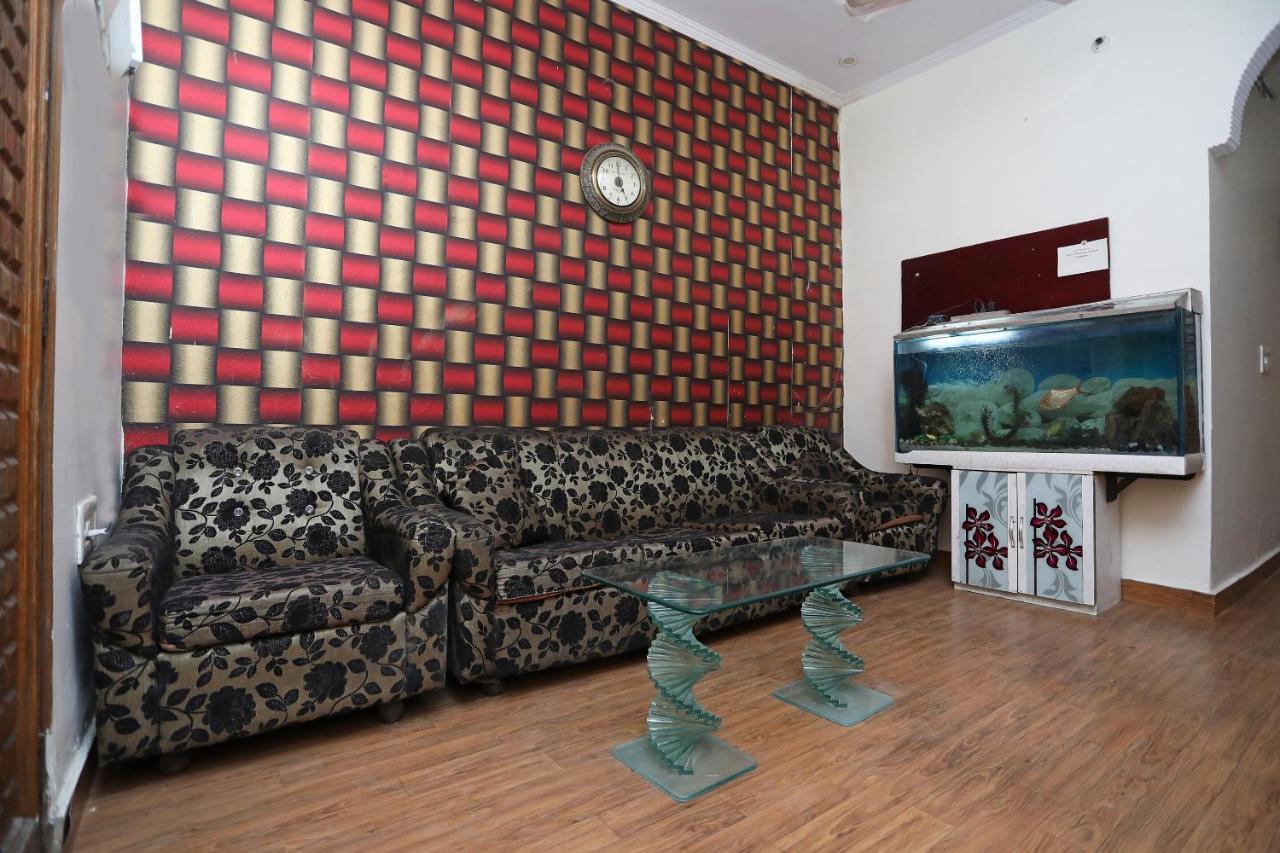 Oyo Stay The Castle Near M2K Cinemas Rohini Нью-Делі Екстер'єр фото