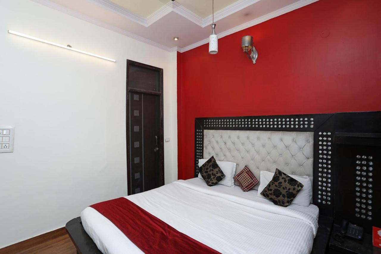 Oyo Stay The Castle Near M2K Cinemas Rohini Нью-Делі Екстер'єр фото